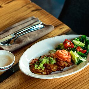 Драники с лососем слабой соли и заправленным салатом 