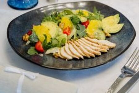 Салат с курицей, авокадо и апельсинами