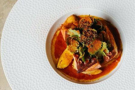 Осьминог с запеченным картофелем