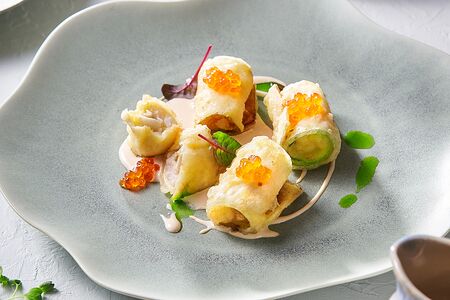 Рулетики из цукини с крабом и палтусом