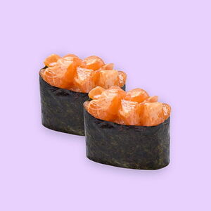 Гункан с лососем