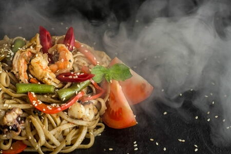 Вок с креветкой