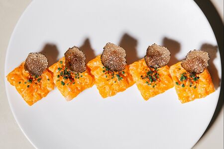 Баттера с острым лососем и трюфелем