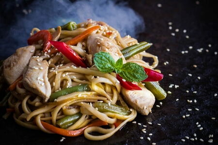 Вок с курочкой в медовом чили