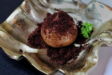 Трюфель с бобами тонка и сливой