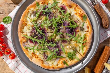 Пицца с грушей, черникой, горгонзолой и сыром камамбер