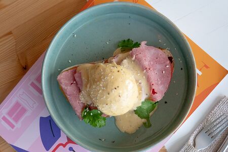 Тост с ветчиной, сыром и яйцом пашот