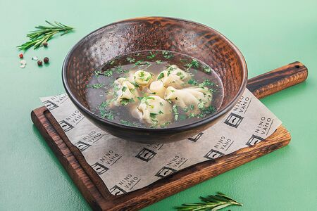 Мини-хинкали в говяжьем бульоне