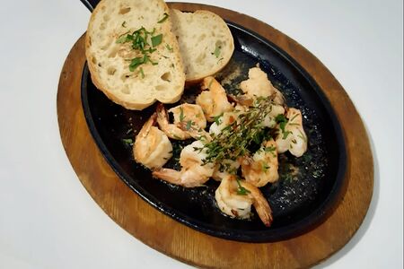 Креветки с чесноком и петрушкой