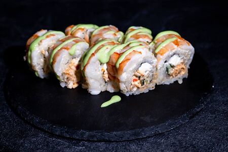 Ролл с креветкой и васаби