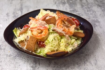 Салат Цезарь с креветками