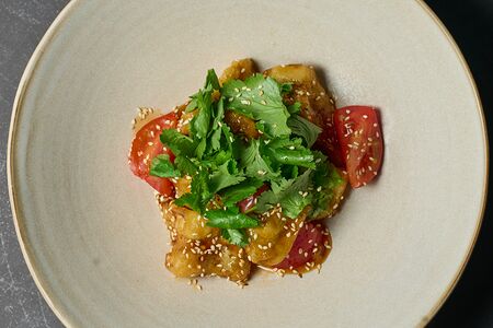 Салат с хрустящим баклажаном