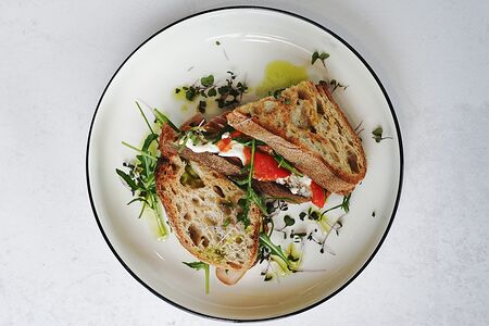 Сэндвич с запеченными овощами и сырокопченой курицей