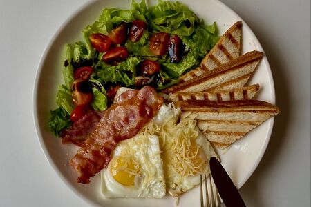 Яичница с беконом и сыром