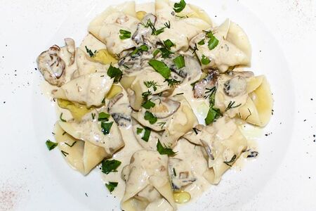 Куриные под грибным соусом