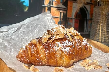 Круассан с миндалем