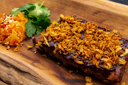 Свиные ребра, черная смородина, кимчи