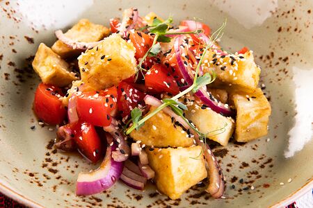 Теплый салат с хрустящими баклажанами и брынзой