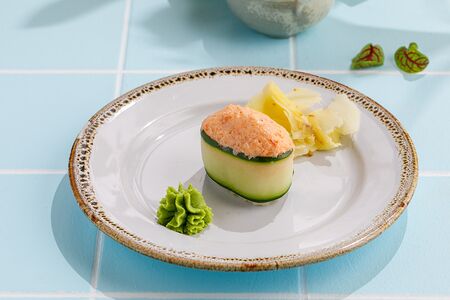 Острые суши с гребешком