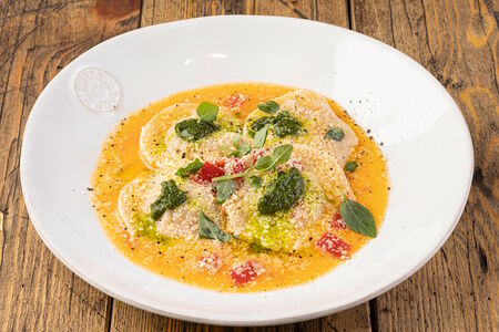 Равиоли с креветками и соусом песто