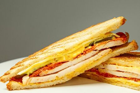 Клаб-сэндвич с бужениной и пепперони