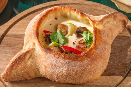 Хачапури с курицей, с соусом Том кха 