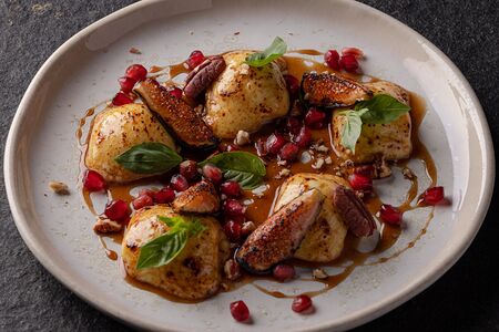 Сулугуни, жаренный на углях с гранатом и соусом наршараб