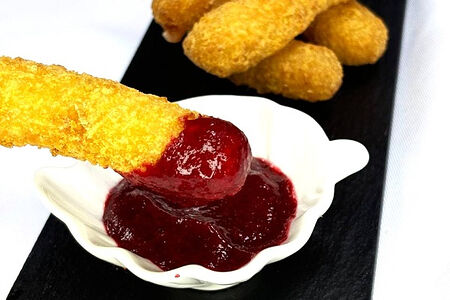 Сырные палочки с вишневым кремом