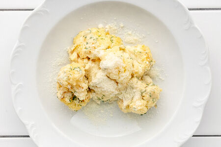 Запеченная цветная капуста с соусом из анчоусов