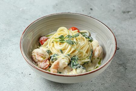 Паста лингвини с креветками и шпинатом