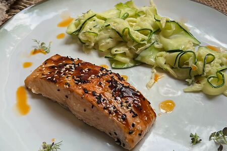 Филе лосося с цукини в соусе из пармезана