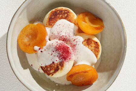 Сырники с абрикосами и сливочным кремом