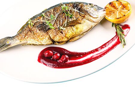 Дорадо с ягодным соусом и цукини