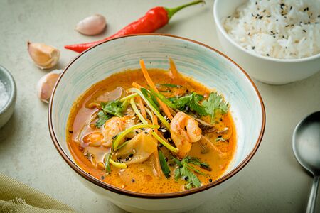 Том ям с морепродуктами