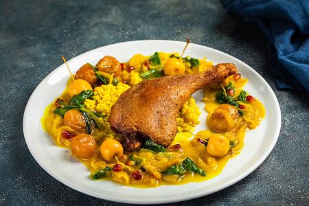 Обжаренная утиная ножка с айвой и райскими яблочками