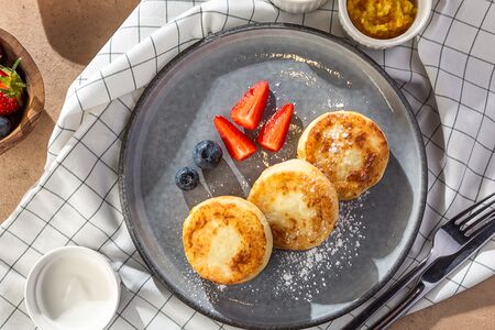 Сырники со сметаной и соусом