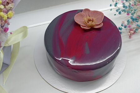 Торт муссовый черно-красный с орхидеей
