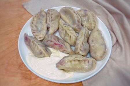 Домашние вареники с вишней