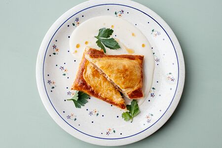 Слоеный пирог с риетом из утки и капустой 