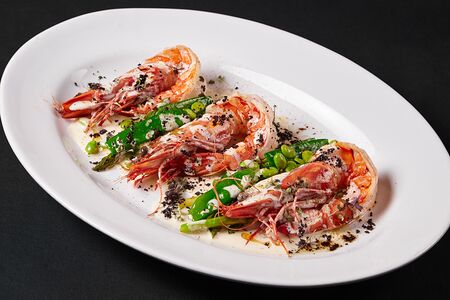 Тигровые креветки с бобами эдамамэ