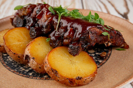 Ребра барбекю с картофелем