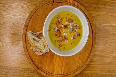 Сырный крем-суп с трюфельным маслом и горгонзолой