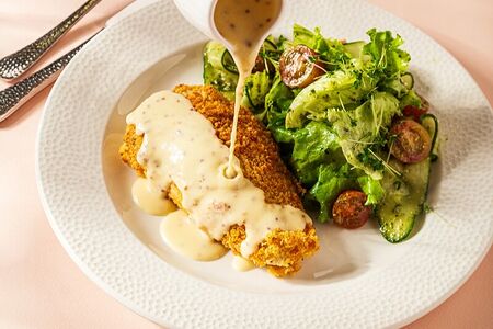 Кордон блю из курицы с овощным салатом