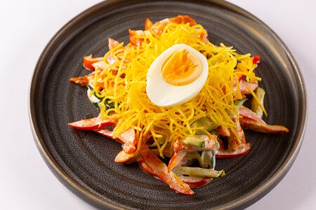 Салат с курицей, овощами и картофелем пай