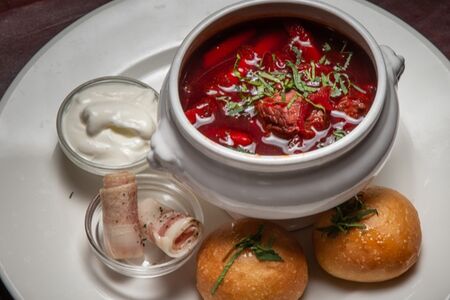 Борщ с мясом и густой сметаной