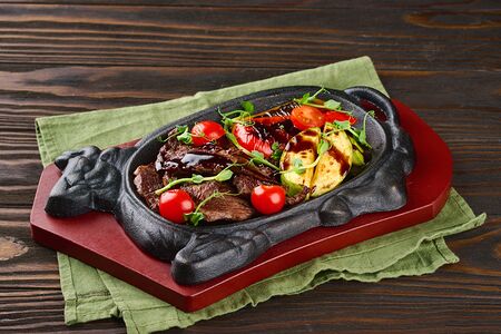 Говяжьи ломтики с перцем и соусом