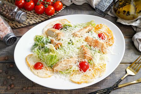 Салат Цезарь с курицей