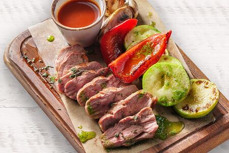 Утиное филе с овощами