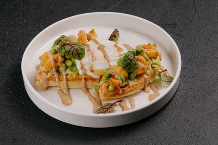 Вафля с креветками в манговом соусе