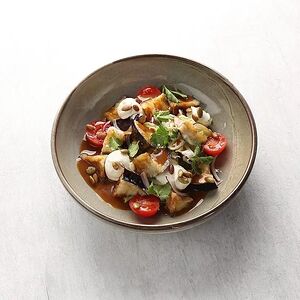 Теплый салат с хрустящими баклажанами и сливочным сыром